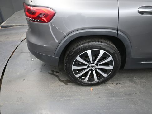 Used 2023 Mercedes-Benz GLB 250 4MATIC image 9