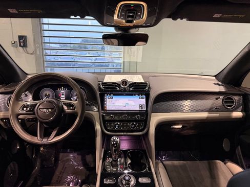 Used 2022 Bentley Bentayga AWD/4WD image 46