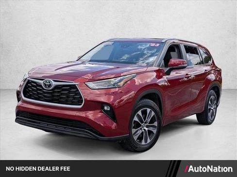 Used 2023 Toyota Highlander XLE FWD image 1