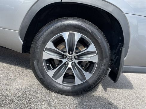 Certified 2025 Toyota Highlander XLE AWD/4WD image 10