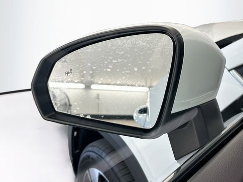 Used 2025 Volkswagen Taos SE AWD/4WD image 16