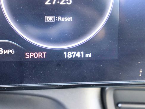 Used 2025 Hyundai Elantra Limited image 11