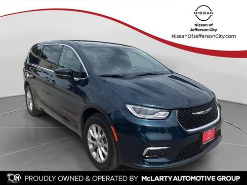 Used 2025 Chrysler Pacifica Select AWD/4WD image 1