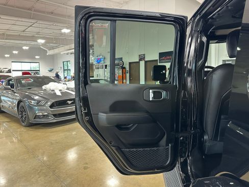 Used 2022 Jeep Wrangler Unlimited Sahara image 35
