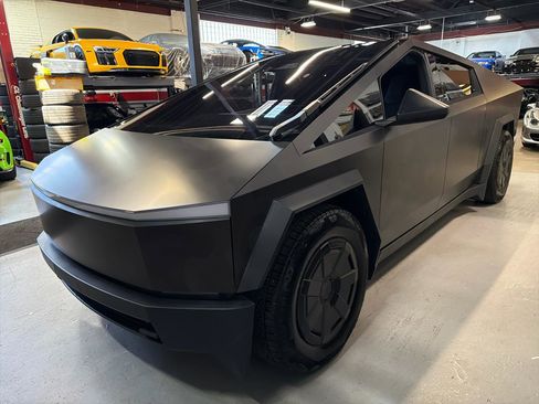 Used 2025 Tesla Cybertruck AWD Crew Cab image 9