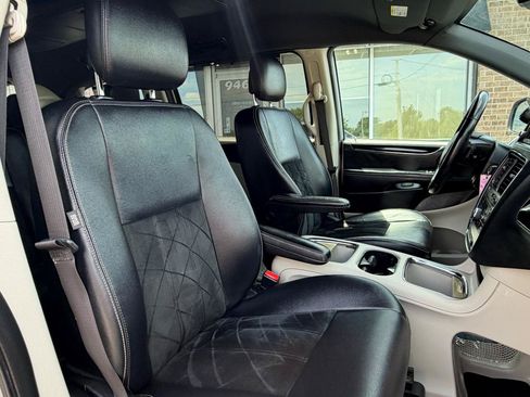 Used 2017 Dodge Grand Caravan SXT w/ Driver Convenience Group FWD image 30