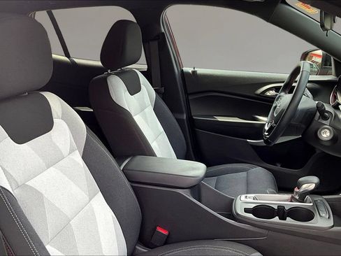 Used 2024 Chevrolet Trax RS FWD image 25