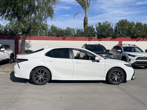 Used 2023 Toyota Camry SE image 3