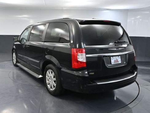 Used 2013 Chrysler Town & Country Touring image 6