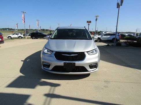 Used 2022 Chrysler Pacifica Touring-L image 2