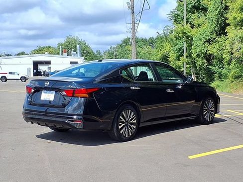 Used 2024 Nissan Altima 2.5 SV FWD image 2