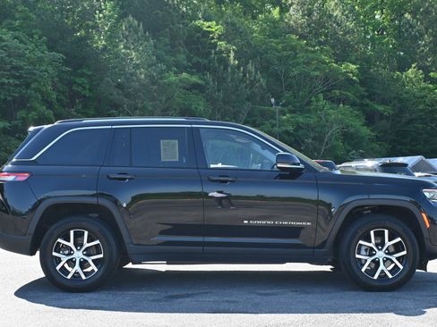 Used 2023 Jeep Grand Cherokee Limited image 10