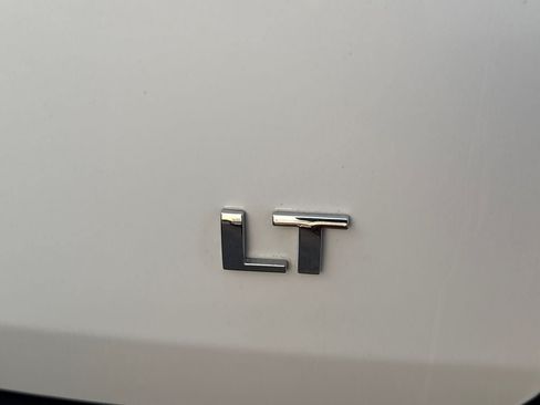 Used 2023 Chevrolet Traverse LT FWD image 5