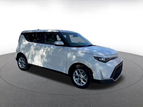 Used 2025 Kia Soul LX w/ LX Technology Package image 2