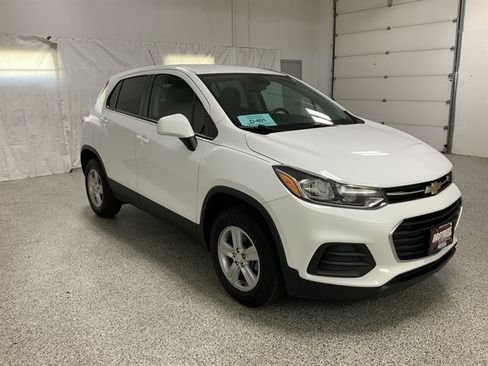 Used 2021 Chevrolet Trax LS w/ Tint and Cruise Package AWD/4WD image 4