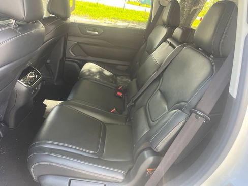 Used 2025 Nissan Armada SV AWD/4WD image 12