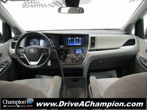 Used 2020 Toyota Sienna L image 14