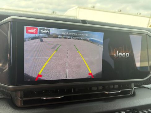 Used 2024 Jeep Wrangler Unlimited Rubicon AWD/4WD image 15