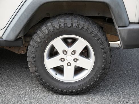 Used 2012 Jeep Wrangler Unlimited Rubicon w/ Connectivity Group image 12