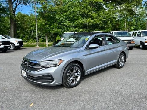 Used 2023 Volkswagen Jetta SE FWD image 2