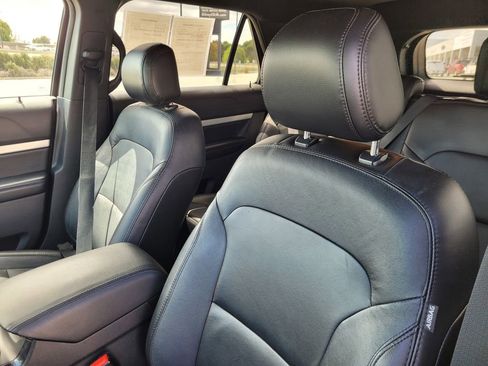 Used 2017 Ford Explorer XLT w/ Equipment Group 202A AWD/4WD image 16