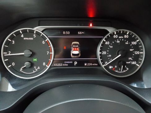 Used 2023 Nissan Rogue SV image 2