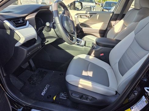 Used 2025 Toyota RAV4 XLE Premium image 5