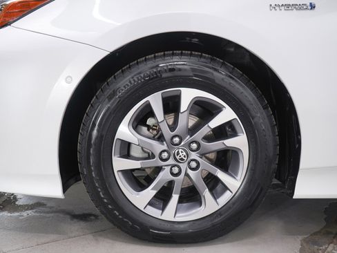 Used 2022 Toyota Prius Limited w/ Premium Convenience Package image 31