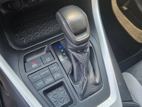 Used 2021 Toyota RAV4 XLE AWD/4WD image 16