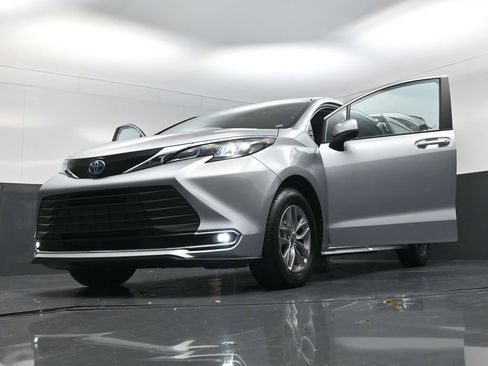 Used 2024 Toyota Sienna XLE image 30