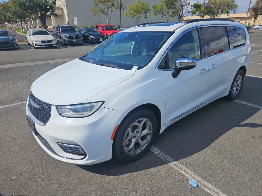 Used 2023 Chrysler Pacifica Limited FWD image 1