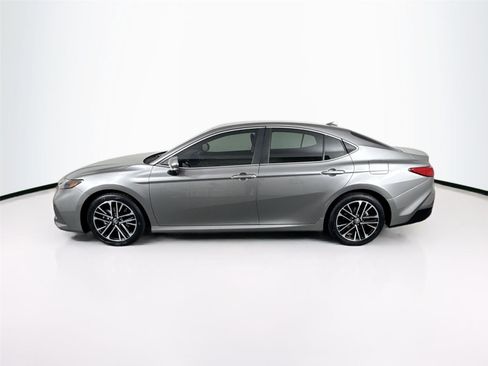 Used 2025 Toyota Camry XLE image 9