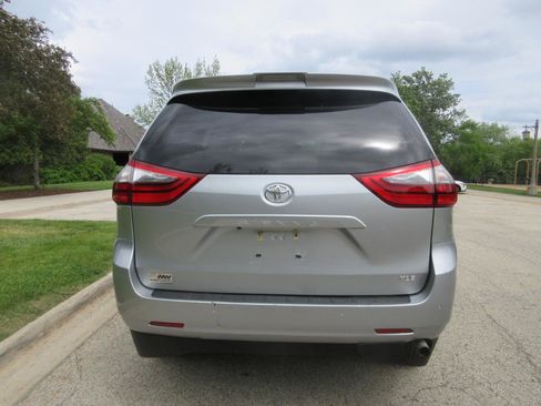 Used 2020 Toyota Sienna XLE w/ XLE Navigation Package FWD image 14