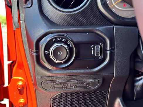 Used 2025 Jeep Wrangler Unlimited Rubicon AWD/4WD image 33
