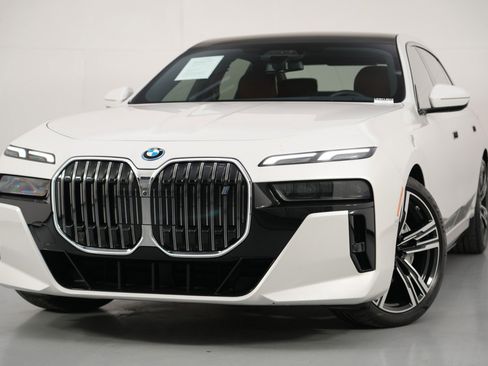 Used 2023 BMW i7 xDrive60 image 3