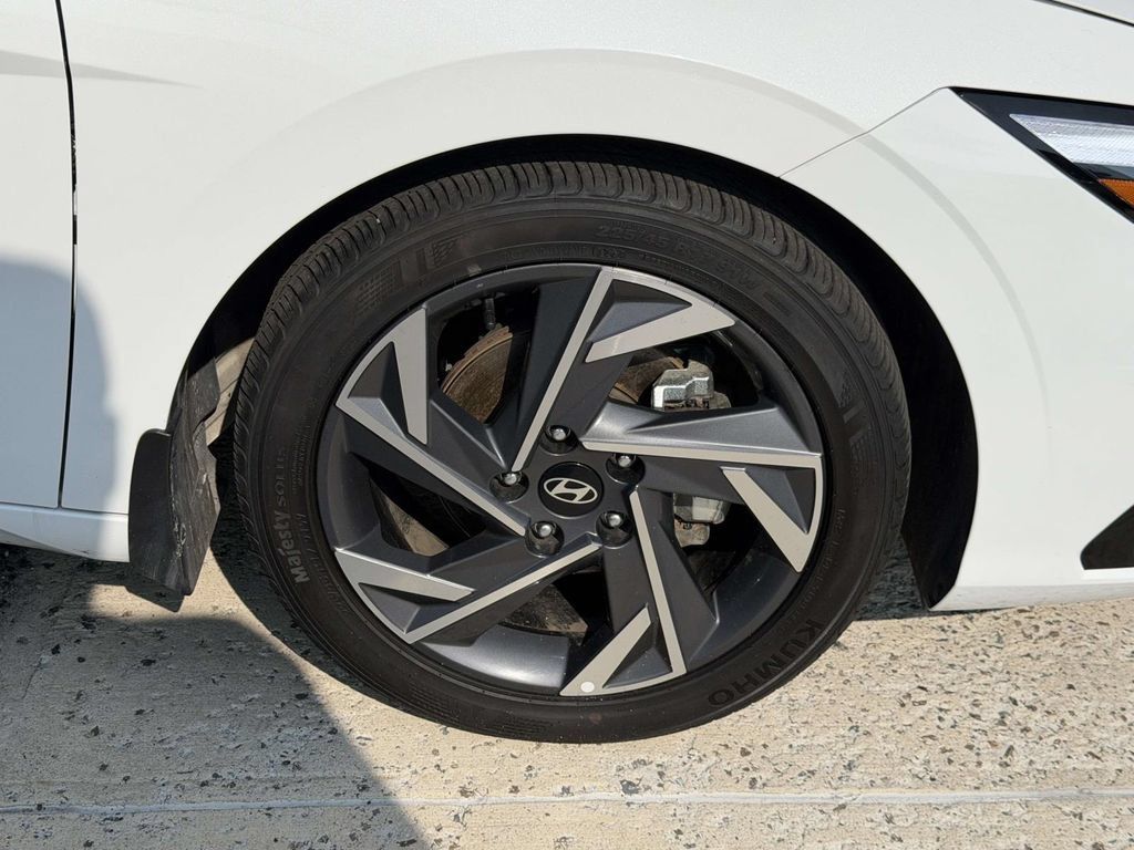 Certified 2025 Hyundai Elantra Limited FWD image 8