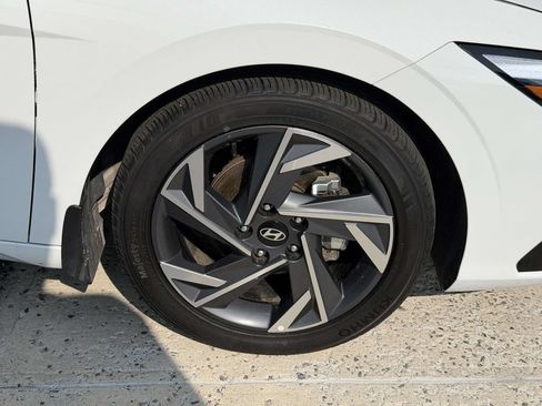 Certified 2025 Hyundai Elantra Limited FWD image 8