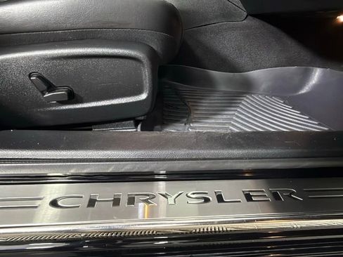 Used 2022 Chrysler 300 Touring L image 32