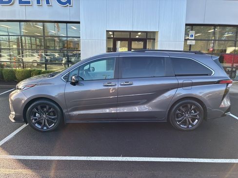 Used 2021 Toyota Sienna XSE image 4