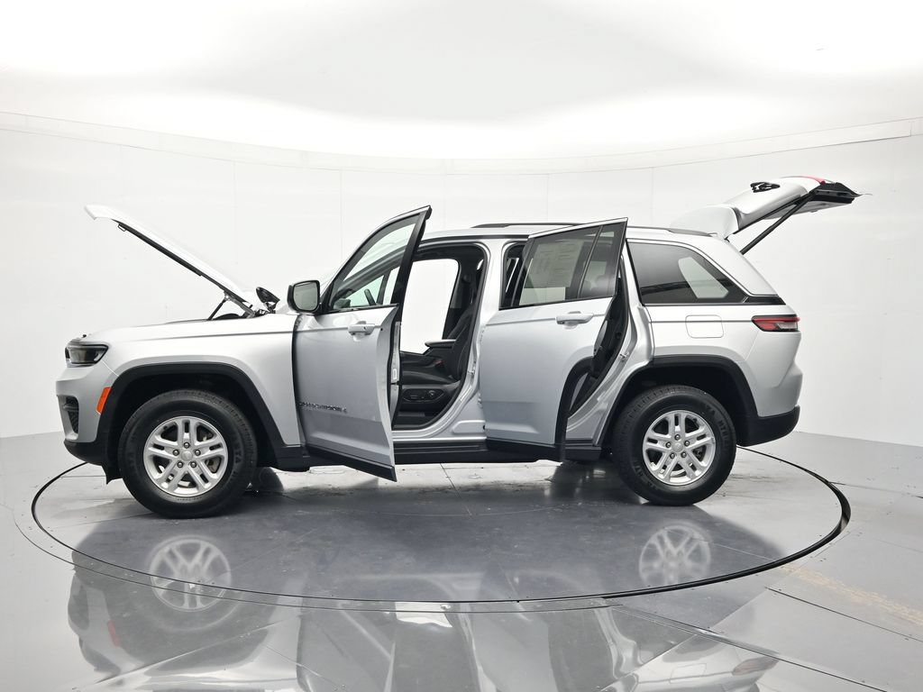 Used 2023 Jeep Grand Cherokee Laredo w/ Luxury Tech Group I AWD/4WD image 46