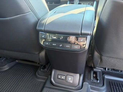 Used 2024 Toyota Highlander Platinum AWD/4WD image 18