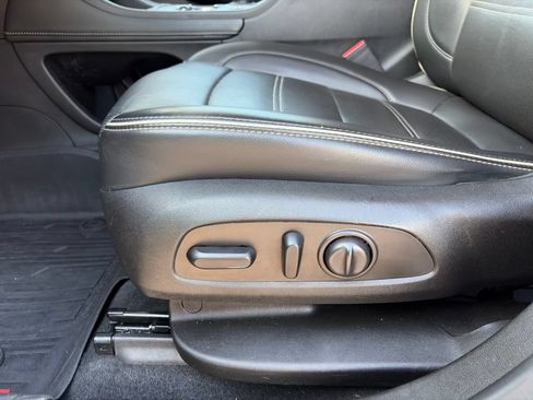 Used 2022 GMC Acadia Denali w/ Denali Technology Package FWD image 15