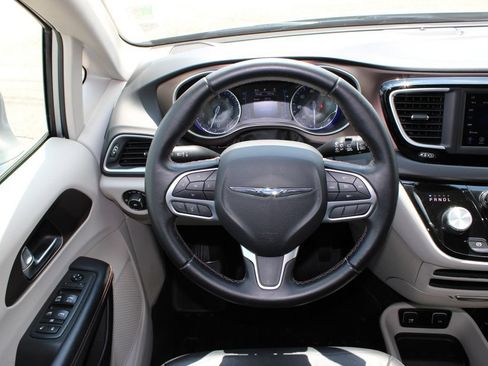Used 2018 Chrysler Pacifica Touring-L FWD image 11