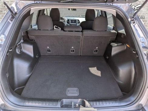 Used 2020 Jeep Cherokee Latitude FWD image 12