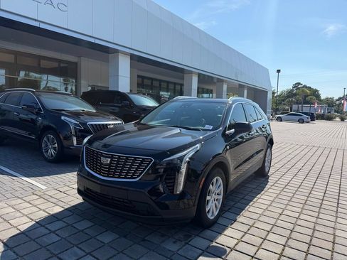 Used 2023 Cadillac XT4 Luxury w/ Cold Weather Package FWD image 3