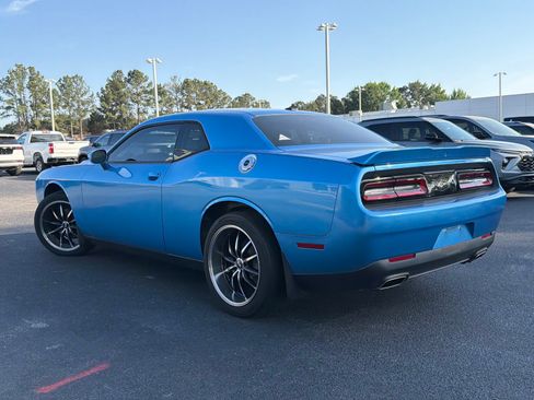 Used 2019 Dodge Challenger SXT RWD image 10