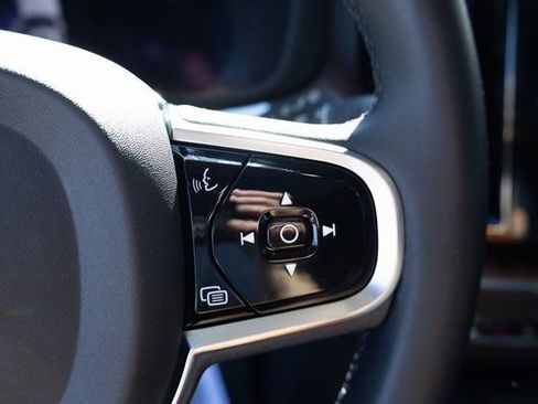 Used 2023 Volvo XC60 B5 Plus image 11