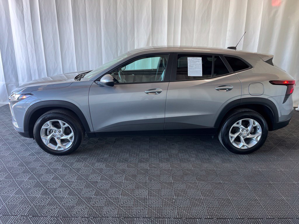Used 2024 Chevrolet Trax LS w/ LS Convenience Package FWD image 25