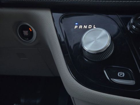 Used 2021 Chrysler Pacifica Touring-L w/ Premium & Safety Sphere Group image 35