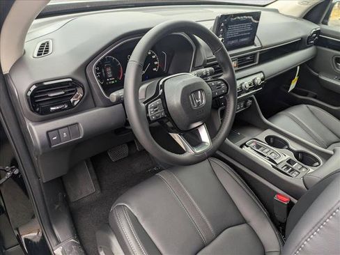New 2025 Honda Pilot Touring image 3